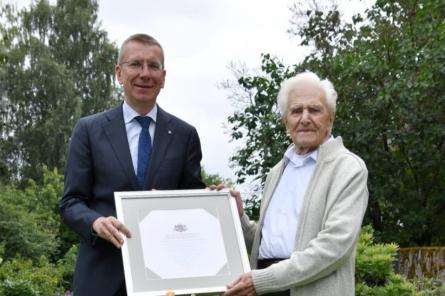 Jānim Kubilim 100! Rinkēvičs pasniedzis Cildinājuma rakstu ilggadējam aktierim