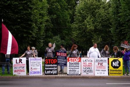 Pie valdības ēkas protestē pret Stambulas konvencijas ratifikāciju (+FOTO)