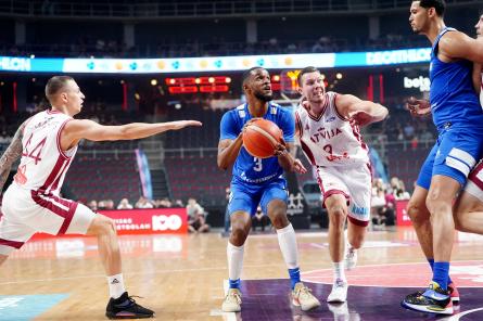 Latvijas vīriešu basketbola izlase pārbaudes spēlē pieveic Dominikānu