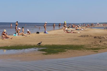 Trešdien gaidāmi karstuma rekordi, vēsāks laiks būs piekrastē