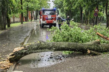 Rītdien gaidāms ļoti stiprs lietus, liela krusa un spēcīgas vēja brāzmas