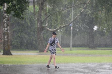 Pēcpusdienā un vakarā gaidāmas lietusgāzes, vietām - pērkona negaiss