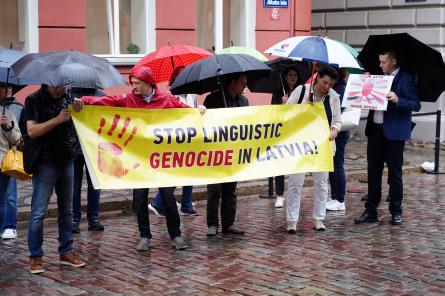 Pārdesmit cilvēki pie Saeimas protestē pret pāreju tikai latviešu valodā