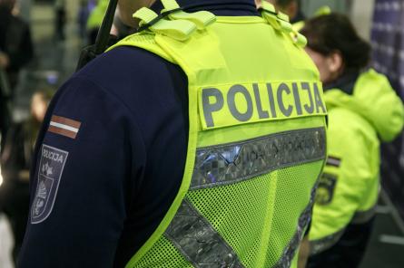 Sāks iztiesāt lietu par iespējamām nelikumībām policijas formastērpu iepirkumā