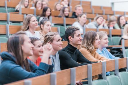 Studentu stipendijām tiek piedāvāts atcelt 280 eiro griestus (+VIDEO)