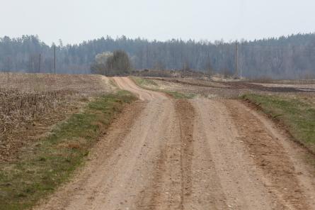 Brīdina par braukšanas apstākļu pasliktināšanos uz grants autoceļiem