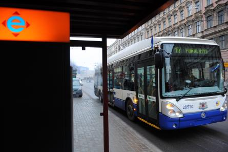 Rīgā sāks kursēt sabiedriskais transports valsts svētku noformējumā