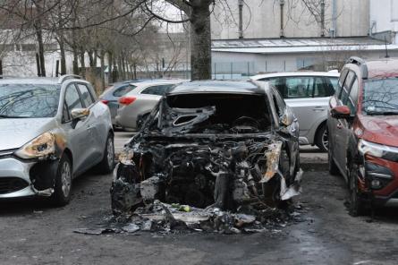 Kas varētu būt aiz auto degšanas Rīgā (+VIDEO)