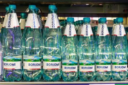 Raidījums: vai "Borjomi" tirgošana Latvijā nav sankciju pārkāpums?