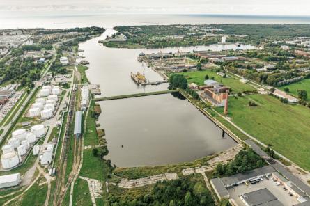 Liepājā no kanāla dibena tika izceltas aptuveni 300 t bīstamo vielu (+VIDEO)