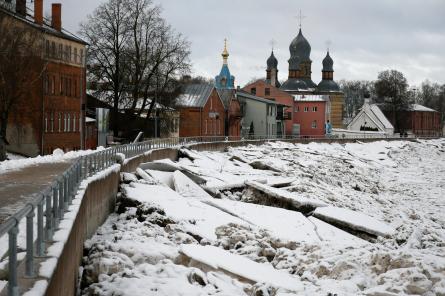 Daugavā gaidāma ledus un vižņu masu kustība