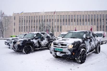 Aicina ziedot lietas: arī augstpapēžu kurpes var palīdzēt Ukrainas karavīriem