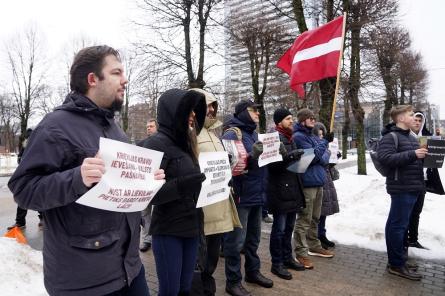 Pie valdības ēkas protestē pret Krievijas preču ievešanu