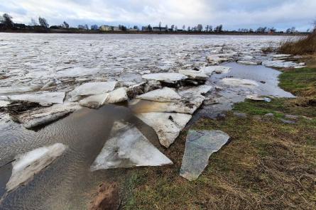 Daugavā turpinās ledus iešana