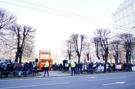 Pie Ministru kabineta pulcējies gandrīz tūkstotis lauksaimnieku un mežsaimnieku