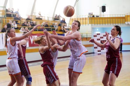 TTT Rīga basketbolistes ar graujošu uzvaru kļūst par Latvijas  (VIDEO)