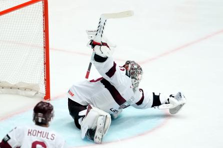Latvijas hokejisti pasaules čempionātu sāk ar grūtu uzvaru pār Poliju (VIDEO)