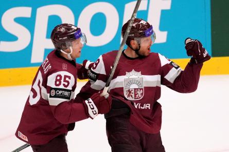 Latvijas hokejisti pēcspēles metienu sērijā uzvar Slovākiju (VIDEO)