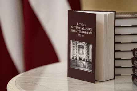 Atver grāmatu "Latvijas Satversmes sapulce deputātu biogrāfijās, 1920-1922"