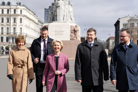 Latvijas eiroparlamentārieši vēl nav izlēmuši par fon der Leienas atbalstu