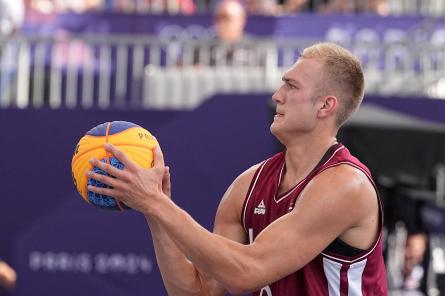 Latvijas 3x3 basketbolisti Parīzes olimpisko spēļu mačā pieveic ASV komandu