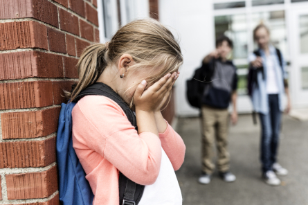 Ministrija: emocionālā un fiziskā vardarbība skolās ir plaši izplatīta problēma