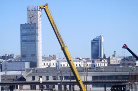 Piedāvā būvēt esošā platuma sliedes starp Rīgas lidostu un staciju