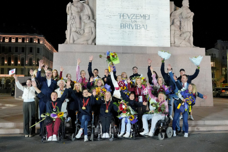 Paralimpiešus pie Brīvības pieminekļa sveic vairāki simti atbalstītāju (+FOTO)