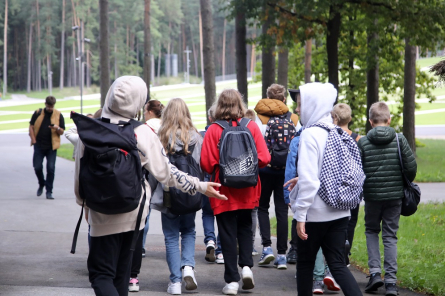 Skolu direktoriem ļaus pārmeklēt skolēnu mantas