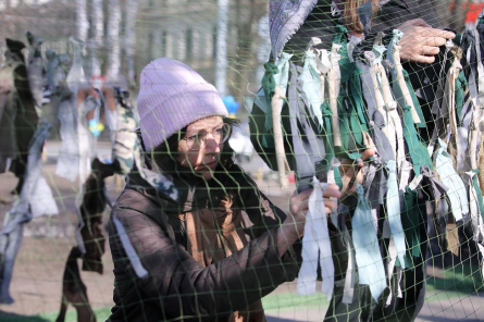 Iedzīvotājus visā Latvijā aicina pīt maskēšanās tīklus Ukrainas armijai