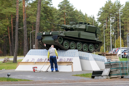 Pie Ādažu militārās bāzes top militarizētās tēlniecības kompozīcija