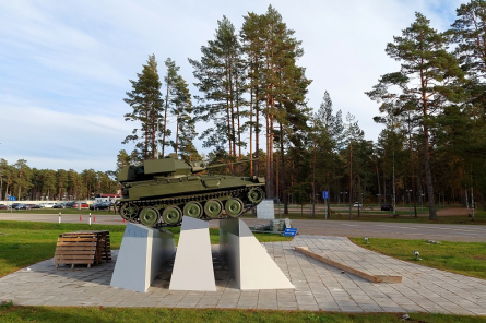 AM sākusi dienesta pārbaudi par «militarizētās tēlniecības kompozīciju»