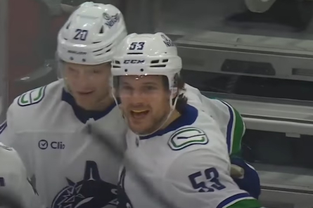 Bļugeram rezultatīva piespēle «Canucks» uzvarā pār «Blackhawks» (VIDEO)