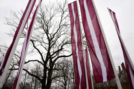 Patriotu mēnesī aicina pie apģērba spraust sarkanbaltsarkanu lentīti