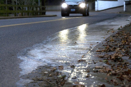 Ogres, Jēkabpils, Valmieras un Preiļu apkārtnē autoceļi apledo