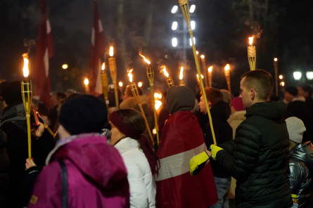 Pie Rīgas pils mūra un Brāļu kapos tūkstošiem cilvēku noliek svecītes