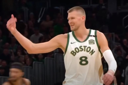 Porziņģis atgriešanās spēlē gūst 16 punktus «Celtics» uzvarā (VIDEO)