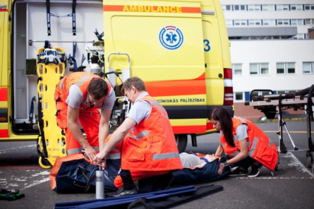 Medicīnas darbinieki Latvijā neuzticas valdības solījumiem (+VIDEO)