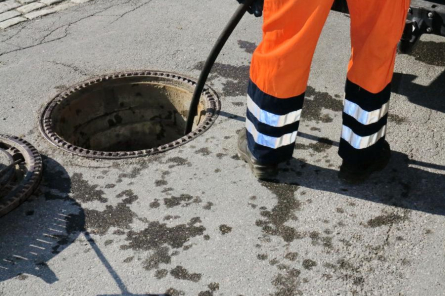 Dienesti skaidro nezināmas izcelsmes vielas smakas avotu kanalizācijas akās Rīgā