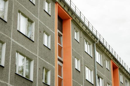 Trīs gadu laikā jāpabeidz valsts un pašvaldību dzīvojamo māju privatizācija