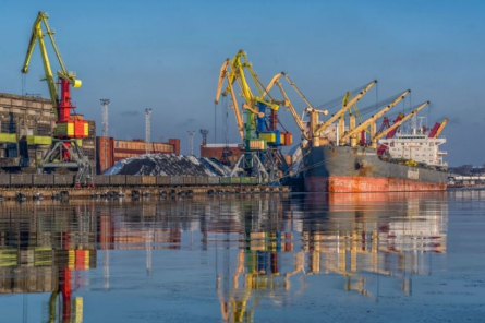 Neprognozē Latvijas ekonomikas kritumu ASV un ES tirdzniecības karu dēļ (+VIDEO)