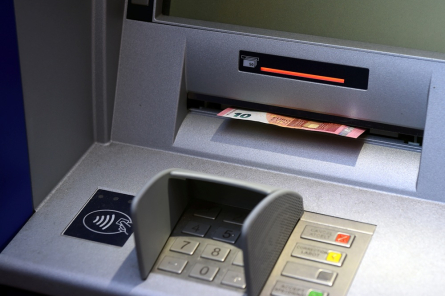 Latvijā ir noteikti gandrīz 100 kritiskie bankomāti