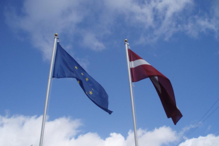 Pētījums: Divas trešdaļas Latvijas iedzīvotāju pozitīvi vērtē dalību ES