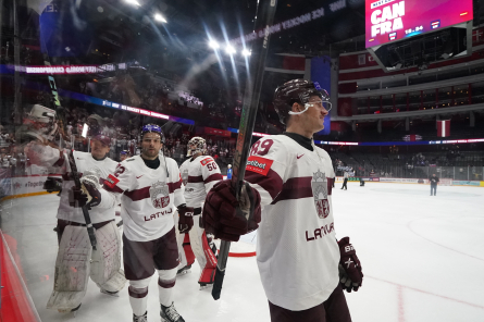 Latvijas hokejisti pasaules čempionātā tiksies ar Zviedrijas izlasi