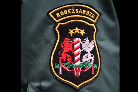 Robežsardze par imigrantu pārvadāšanu aizturējusi Lietuvas pilsoni