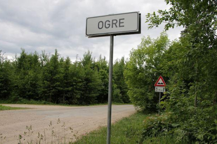 Paaugstinātā ūdens līmeņa dēļ pārrauts pontonu tilts pār Ogres upi