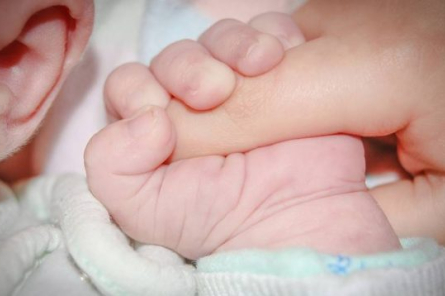 Rīgā varētu palielināt piedzimšanas pabalstus visiem jaundzimušajiem
