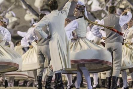 Sludinājumu portālos parādījušās Skolēnu Dziesmu un deju svētku biļetes