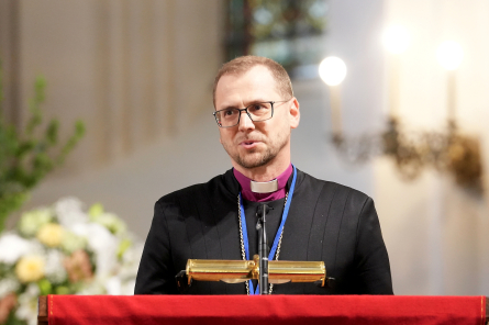 Jauns arhibīskaps nesāks ordinēt sievietes un laulāt homoseksuālus pārus