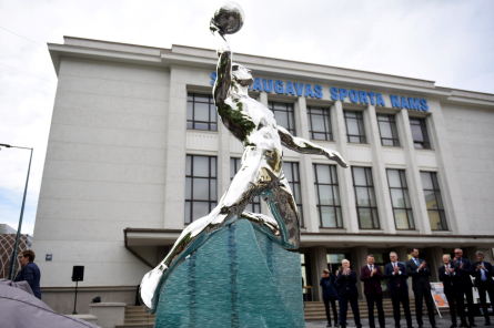 Rīgas dome pieņem dāvinājumā trenerim Baumanim veltīto pieminekli